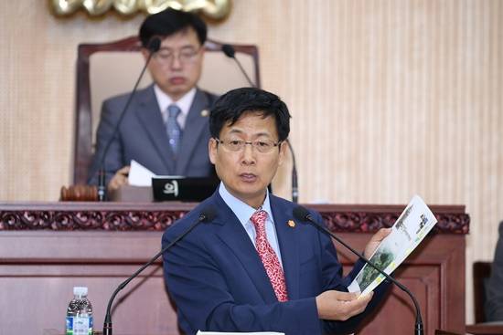 최성 고양시장이 시의회에서 의원들의 시정질의에 답변하고 있다(사진= 고양시)