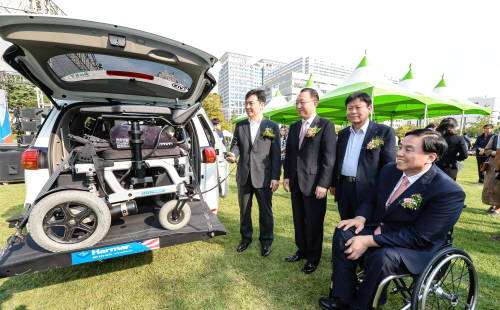 (왼쪽부터) 이현주 대전시 정무부시장, 박병윤 기아차 전무, 지교하 대전 시립 손소리복지관장, 김선규 사단법인 그린라이트 회장이 카니발 차량의 장애인 편의 장치를 시연하는 모습. (사진=기아자동차)