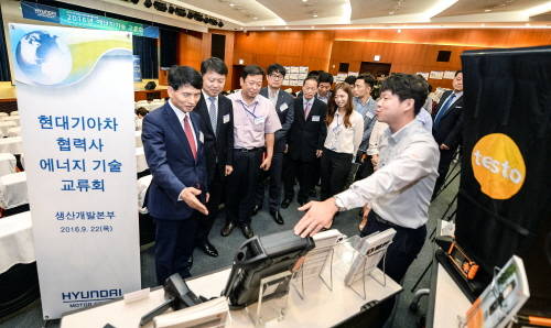 (왼쪽부터) 현대차 최왕규 상무, 기아차 이우기 이사, 유라코퍼레이션 유장식 이사, 한온시스템 김우영 팀장 등 관계자들이 전시물을 살펴보고 있는 모습. (사지=현대자동차그룹)