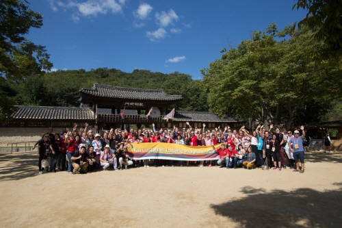 한국민속촌을 방문해 기념사진 촬영 중인 기아자동차 해외 우수 고객들. (사진=기아자동차)