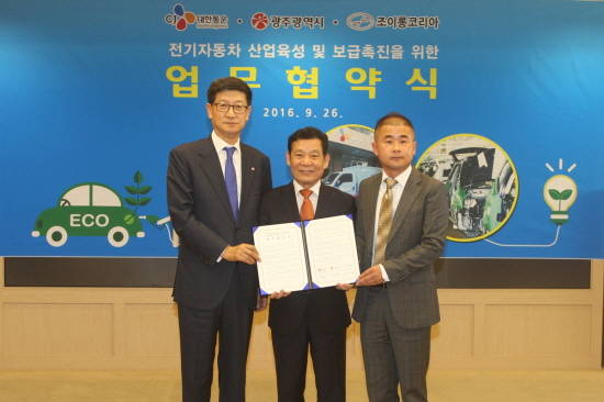 사진 왼쪽부터 박근태 CJ대한통운 대표이사, 윤장현 광주광역시장, 김태혁 조이롱코리아 대표가 기념촬영을 하고 있다. (사진=CJ대한통운)