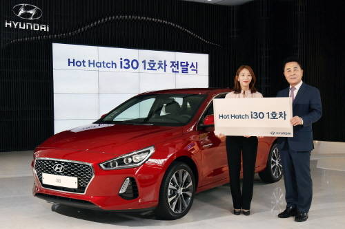 (오른쪽)국내영업본부 곽진 부사장과 신형 i30 1호차 주인공 구현정씨(왼쪽). (사진=현대자동차)
