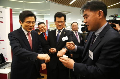 지난 3월 충북창조경제혁신센터를 방문한 황교안 국무총리와 이시종 충북도지사가 대기업과 중소기업이 공동개발한 구슬화장품을 발라보고 있다. (왼쪽부터)황교안 국무총리, 메타바이오메드 오석송 대표, 이시종 충북도지사, 홍남기 미래부1차관, 이재욱 (주)KPT 대표. (사진=LG그룹)