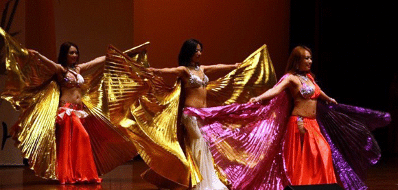 화려한 벨리댄스를 선보이고 있는 카밀라 벨리댄스팀