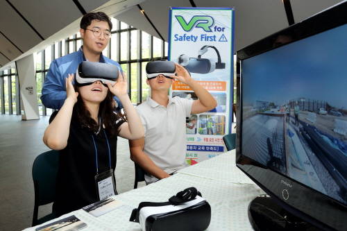 삼성물산 직원들이 가상체험기구를 착용하고 추락하는 사고 상황을 가상체험하고 있는 모습. (사진=삼성물산)