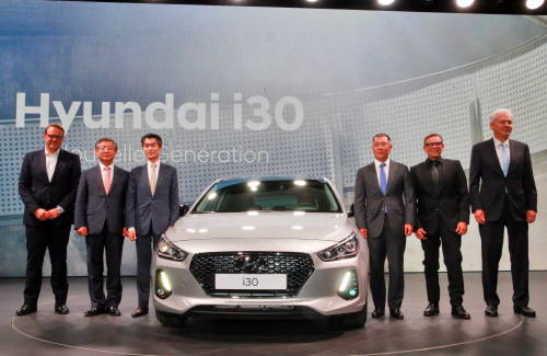 2016 파리모터쇼에서 공개된 현대자동차 고성능 N 콘셉트카 ‘RN30’. (왼쪽부터)현대차 유럽법인 요흔 셍필(Jochen Sengpiehl) 부사장, 현대차 양웅철 부회장, 모철민 주프랑스 대사, 현대차 정의선 부회장, 피터 슈라이어(Peter Schreyer) 사장. (사진=현대자동차)