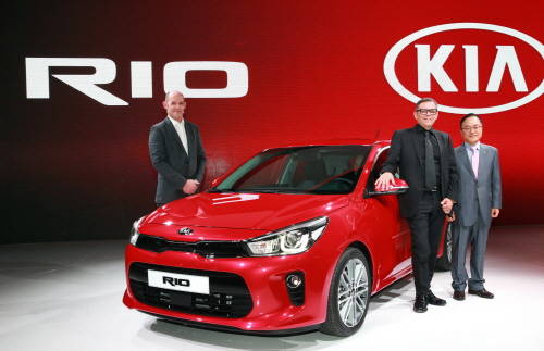 2016 파리모터쇼에서 공개된 기아자동차 신형 프라이드. (왼쪽부터)기아차 유럽법인 최고운영책임자 마이클 콜(Michael Cole), 피터 슈라이어(Peter Schreyer) 사장, 오태현 부사장. (사진=기아자동차)