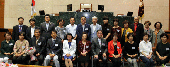 모범시민 표창후 성남싱의회 본회의장으로 초대 기념촬영을 하고 있다 (사진=성남시의회)