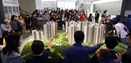 e편한세상 추동공원 모델하우스에 가득찬 방문객들 모습. (사진=대림산업)