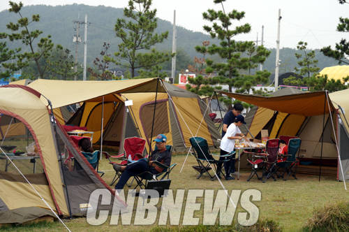 현대자동차는 다양한 체험활동을 경험할 수 있는 오토캠핑을 지난 1~3일 2회에 걸쳐 진행했다. 사진은 365대부도 캠핑시티에서 열린 오토캠핑에 참가한 고객들이 가족들과 여유롭게 휴식을 즐기는 모습. (사진=손강훈 기자)