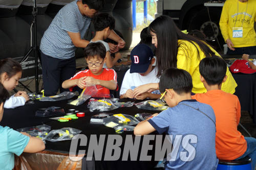 현대모비스와 한양대학교에 함께 한 주니어공학교실에 참가해 태양전지 자동차를 만들고 있는 아이들의 모습. (사진=손강훈 기자)