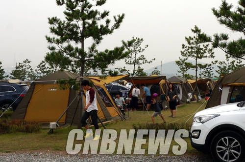 흐린 날씨에도 불구하고 캠핑 참가자들은 담소도 나누고 공놀이도 하면서 오붓한 시간을 보냈다. (사진=손강훈 기자)