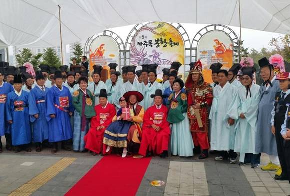 제5회 파주목 봉황축제에서 이재홍 시장(가운데)이 참여해 기념촬영했다(사진= 파주시)