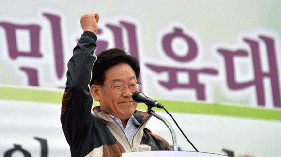 이재명 성남시장이 시민들에게 체육대회 파이팅을 외치고 있다 (사진=성남시)