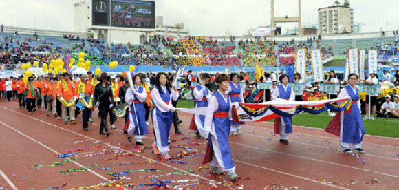 동별 주민들이 화려한 입장을 하고 있는 모습 (사진=성남시)