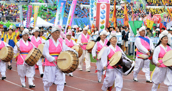 풍악을 앞세우고 독특하게 입장을 하고 있는 주민들 (사진=성남시)