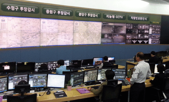 성남시 CCTV 통합관제센터에서 모니터를 통해 예방활동을 벌이고 있다 (사진=성남시)