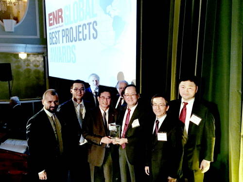 SK건설 유라시아터널 프로젝트 관계자들이 ENR 2016년 터널∙교량 분야의 글로벌 베스트 프로젝트상을 수상한 후 기념촬영을 하고 있다. (사진=SK건설)