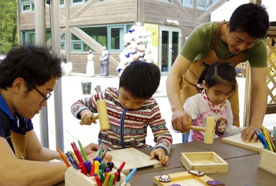 태산패밀리파크를 찾은 가족들이 목공예 체험을 하고 있다.(사진= 김포도시공사)