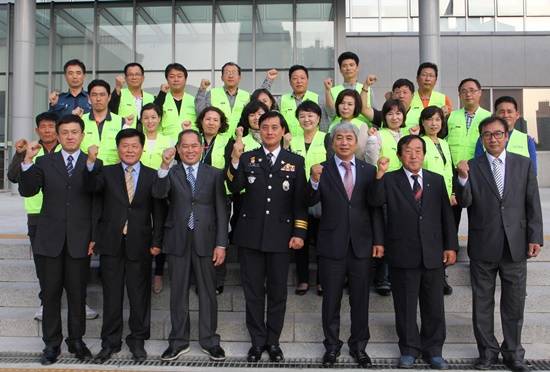 파주경찰서 제4기 시민경찰학교 입교식에 조용성 경찰서장(가운데)등이 참석해 기념촬영을 했다(사진= 파주경찰서)