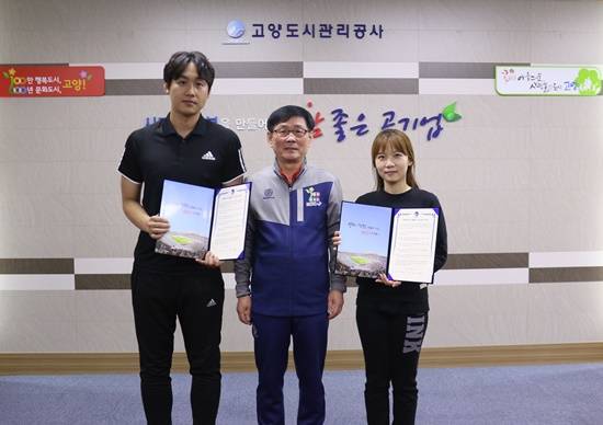 고양도시관리공사 임태모 사장(가운데)가 직원대표들과 청렴서약식을 진행하고 기념촬영하고 있다(사진= 고양시)