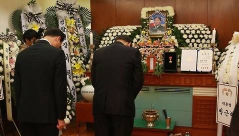 20일 서울 오패산터널에서 사제 총격범이 쏜 총탄에 맞아 순직한 故 김창호 경감의 빈소를 방문해 조문하고 있다. (사진=연합뉴스)