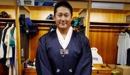 지난 6월1일(현지시간) 이대호를 비롯한 미국 프로야구 시애틀 매리너스 선수들이 라커룸에서 자국 전통 의상을 입고 기념촬영을 했다. (사진=시애틀 매리너스 트위터)