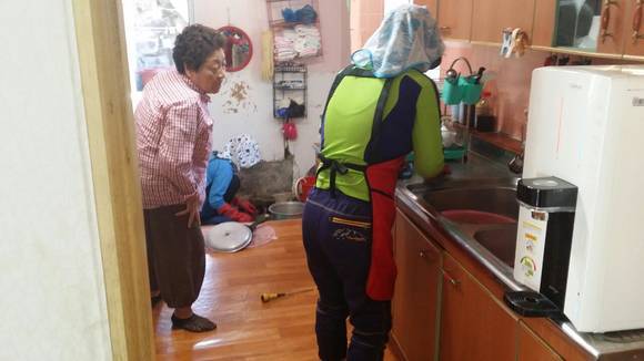 청소전문사회적기업인 '사람과 사람'에서 독거노인 집을 찾아가 집청소와 함께 방역을 실시하고 있다.(사진제공=사람과 사람)