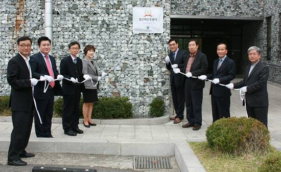 고양준법지원센터에서 법문화진흥센터를 개소하고 현판식을 개최하고 있다(사진= 고양준법지원센터)