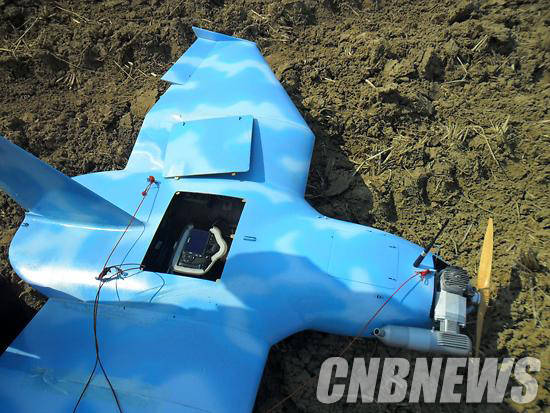 드론 상용화를 요구하는 목소리가 높아지고 있지만, 분단 상황을 고려해야 한다는 반론도 만만치 않다. 사진은 지난 2014년 3월 경기도 파주에 추락한 북한의 무인정찰기. (사진=국방부 제공)