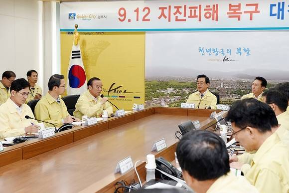 최양식 경주시장은 피해를 입은 시가 빠른 회복을 위해 한옥지구 피해 70% 보전 등 박인용 국민안전처장관에게 건의를 하고 있다.