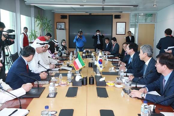 김기현 울산시장은 쿠웨이트를 방문해 SK어드밴스드사 및 쿠웨이트 PIC 사와 석유화학 분야 다운스트림 사업 추가투자 협상을 시작하는 투자의향서를 체결했다.(사진제공=울산시)