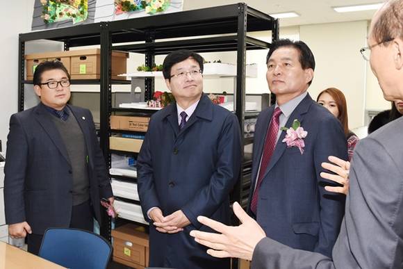 염태영 수원시장(사진 가운데)과 염상훈 수원시의회 부의장(사진 왼쪽), 이철승 수원시의원이 더함파크 내부를 둘러보고 있다.