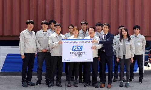 아프리카 아이들을 위해 기부한 6200만원 상당의 건축자재를 실은 컨테이너 앞에서 찍은 기념사진. (사진=KCC)