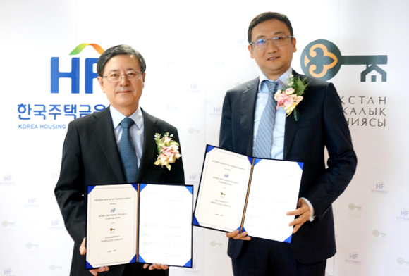 왼쪽부터 김재천 주택금융공사 사장, 무하마자노프 KMC 회장. (사진=주금공)