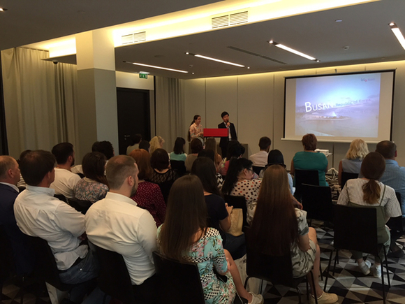 13일 블라디보스톡 아지무트호텔에서 부산관광 PT를 진행하고있다. (사진제공=부산관광공사)